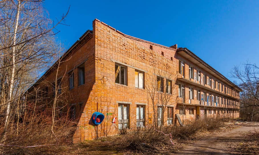 Здание бывшего санатория-профилактория завода «Красный Химик» в деревне Лимузи 