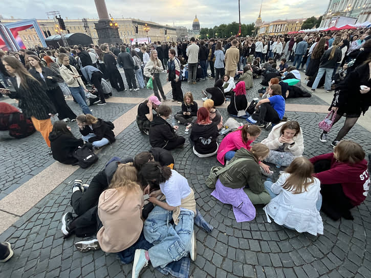 Выпускники во время праздника
