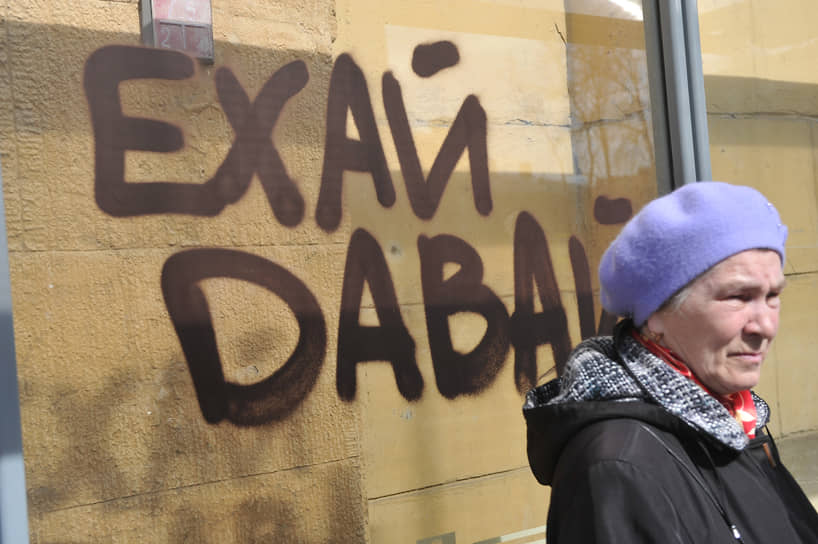 В рамках настоящего законодательства административная ответственность за опоздание общественного транспорта не предусмотрена. Возможно лишь предъявление претензии и получение пассажиром компенсации в размере 3% от стоимости за каждый час ожидания, но не более полной цены билета