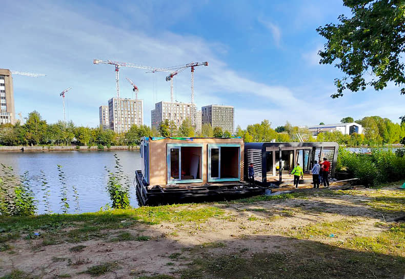 С 2020 года Смольный пытался заставить ООО «Марина» убрать сначала одно здание на понтоне, затем несколько, а также предотвратить строительство остальных. Однако в суде представители «Марины» доказали, что «плавучие дома» являются плавсредствами, следовательно, для их возведения не требуется согласование с КГИОП