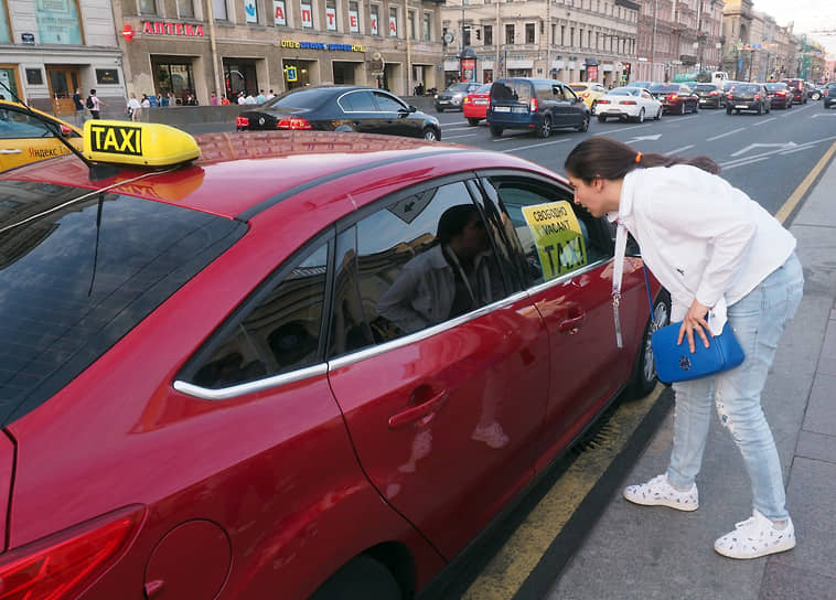 В настоящий момент в Петербурге работает примерно 22 тысячи самозанятых таксистов. Часто они регистрируют автомобили в других районах, а потом приезжают работать в Петербург