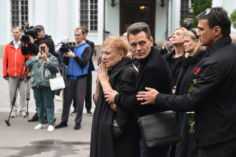 Мама экс-министра Лариса Старовойт. Ее вели к могиле под руки. Женщина долго плакала у гроба сына
