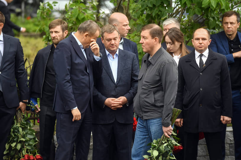 Губернатор Ленинградской области — председатель правительства Ленинградской области Александр Дрозденко (второй слева), глава Республики Алтай — председатель правительства Республики Алтай Андрей Турчак (четвертый справа) и заместитель председателя комитета Государственной думы России по регламенту и организации работы Госдумы Михаил Романов (второй справа) 
