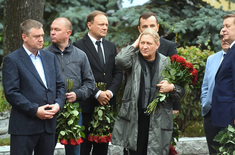 Вице-губернатор Санкт-Петербурга Кирилл Поляков (слева), заместитель генерального директора Государственного Эрмитажа Сергей Макаров (третий слева) и председатель Комитета по градостроительству и архитектуре Юлия Киселева (четвертая слева)
