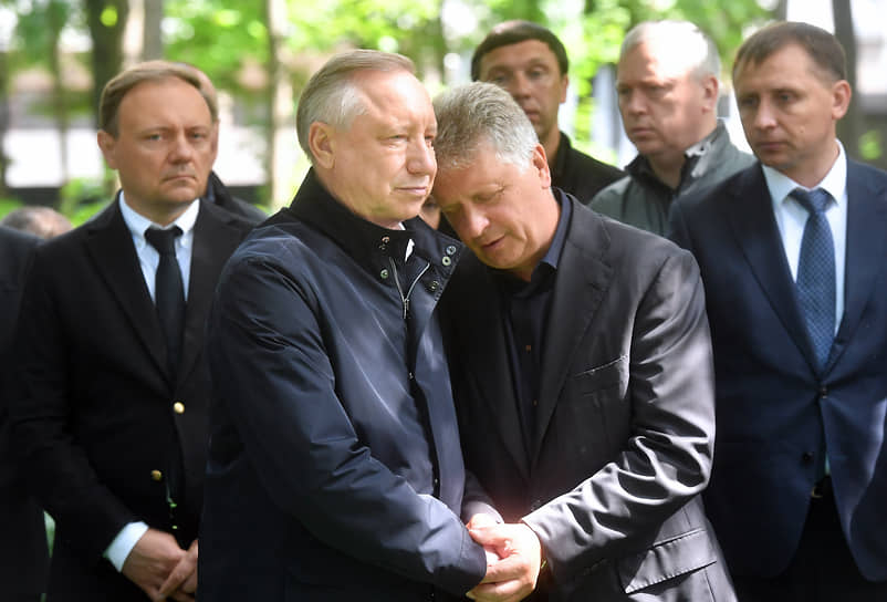 Буквально за несколько минут до того, как гроб опустили в землю, появился губернатор Александр Беглов. Петербургский градоначальник не произнес публичной речи, только поклонился и встал рядом с Максимом Соколовым