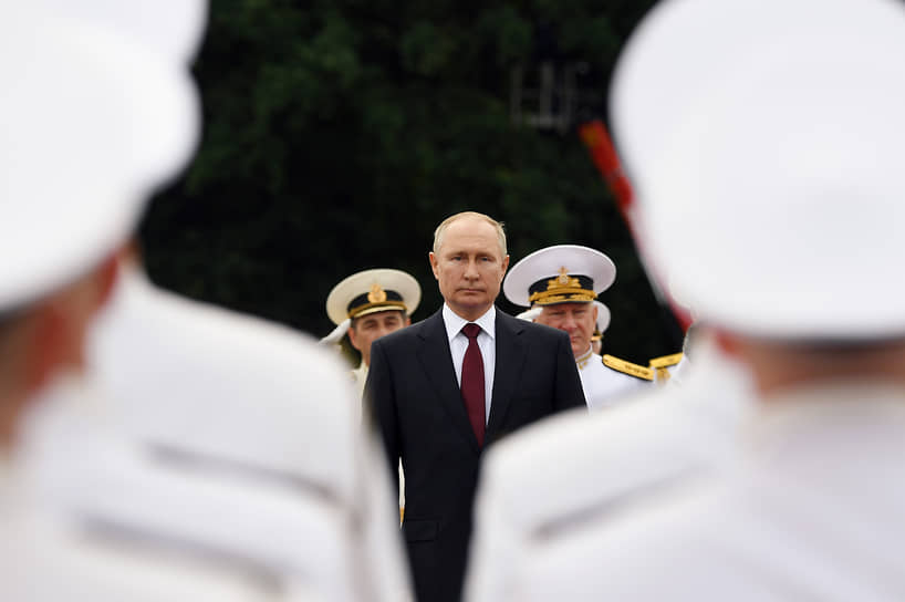 В 2021 году военно-морской парад, посвященный 325-й годовщине создания российского военного флота, в Петербурге прошел без зрителей. Из-за продолжающейся пандемии и антиковидных ограничений власти просили петербуржцев и гостей города остаться дома и наблюдать за праздником в прямом эфире по телевизору
