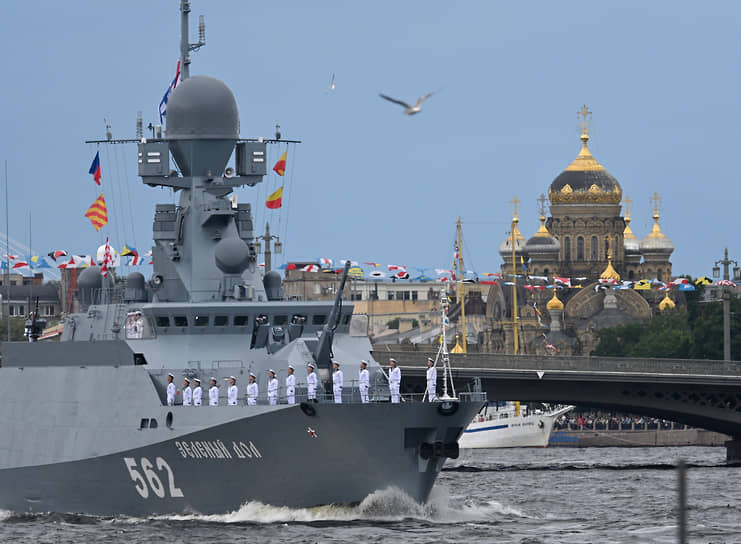 В 2022 году главный военно-морской парад состоялся и в Кронштадте, и в Петербурге. По Неве прошли 40 кораблей и катеров, подводных лодок, парусных судов, а в небе пролетели 42 самолета и вертолета. В 2023 году, а потом и в 2024-м, воздушная часть парада была отменена. В прошлом году впервые за восемь лет отменили морскую часть торжества в Кронштадте: корабли прошли только по Неве 
