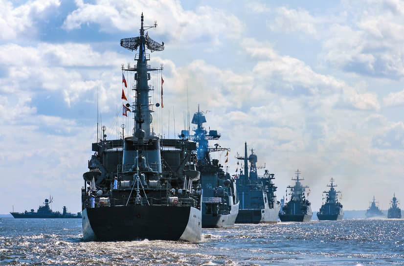 В 2025 году День ВМФ выпал на 27 июля. О том, что парада в Петербурге не будет, городские власти заранее не объявляли. Однако отсутствие в акватории Невы кораблей, которые в предыдущие годы появлялись на реке за несколько дней до праздника, а следовательно, и отсутствие репетиций наталкивали на мысль, что в этом году Петербург останется без парада. В пятницу, 25 июля, комитет по транспорту официально сообщил, что парад в городе отменен, однако вскоре информация об этом была удалена из публикации, а в комитете отметили, что «не уполномочены заявлять» об отмене мероприятий, организаторами которых они не являются

