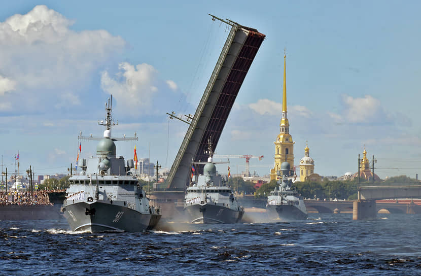 В 2020 году, несмотря на пандемию коронавируса, военно-морской парад в Петербурге состоялся. В нем были задействованы 46 кораблей, катеров и судов, в числе которых 