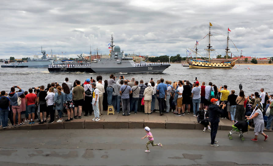 Однако, несмотря на просьбы и советы городских властей, тысячи жителей города и туристов все равно вышли на улицы Петербурга
