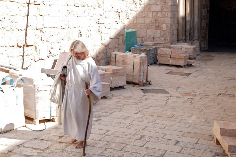Пока турпоток схлынул, в храме Гроба Господня идет реконструкция. Часть помещений уставлена строительными материалами, по святыне снуют рабочие, где-то монтируют строительные леса. Впрочем, редкие паломники все-таки доходят до храма