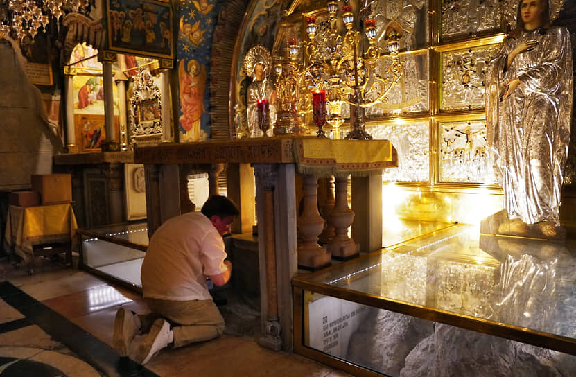 Пожалуй, главное туристическое место Израиля — храм Гроба Господня, на месте которого, по Новому Завету, был распят и погребен Иисус Христос. Еще два года назад желающие посетить святыню могли стоять в очереди пару часов. Сейчас Иерусалим опустел от туристов из-за войны и попасть внутрь храма не составляет труда