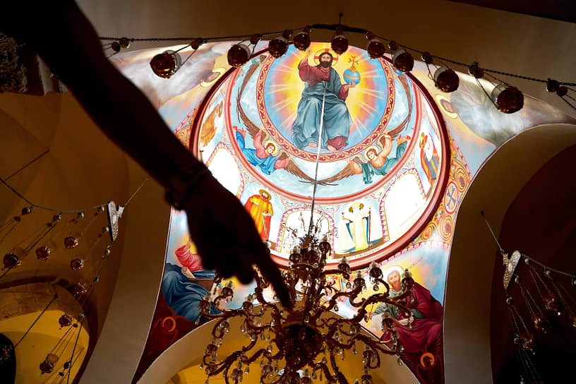 Храм используется шестью христианскими церквями: греко-православной, католической, армянской, коптской, сирийской и эфиопской. На фото армянская часть