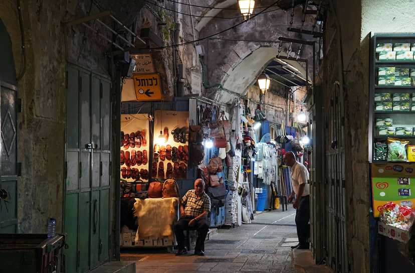 Улочки на рынке в Старом городе. Местные торгуют в основном сувенирами. Табличка отправляет туристов налево — «К стене»