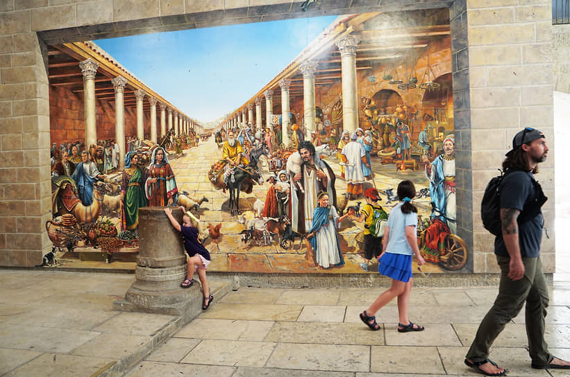 Фреска в Еврейском квартале Иерусалима. На ней изображена Кардо Максимус, бывшая главной улицей города в римский, а позже и в византийский период. Она проходила с севера на юг и была центром экономической и общественной жизни