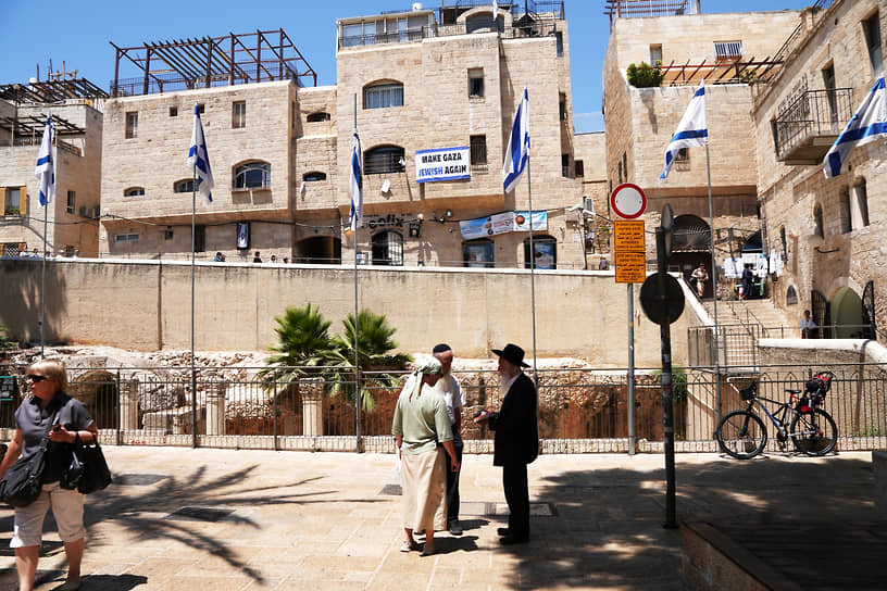 В еврейском квартале Старого города ультраправые израильтяне вывешивают флаги «Сделаем Газу еврейской снова» (калька с Make America Great Again Рональда Рейгана, Билла Клинтона, а затем и Дональда Трампа)