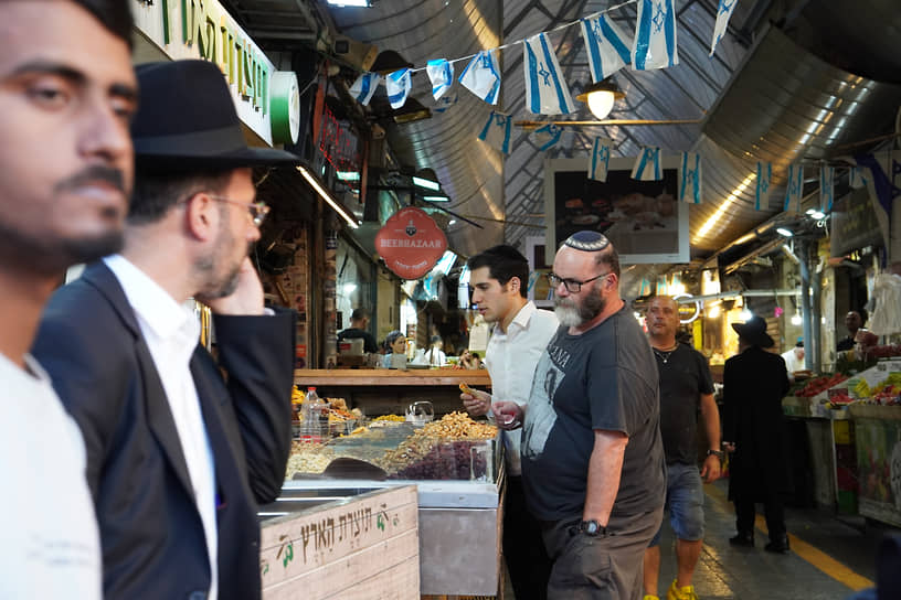 Место, объединяющее всех жителей Израиля и туристов,— рынок. На фото Махане-Иегуда, часто называемый просто «Шук». На рынке продают фрукты, овощи, халву, фалафель, питу, домашнюю утварь, текстиль, иудаику и др.