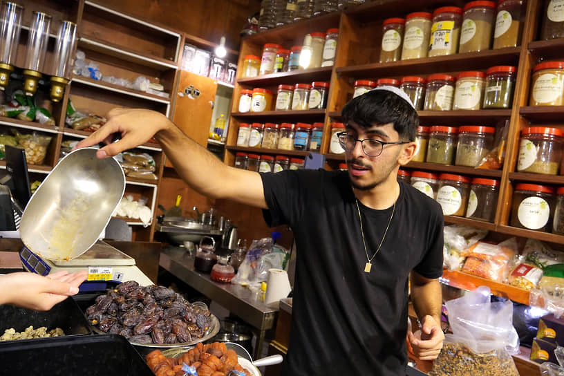 В последние годы Махане-Иегуда переосмысляется местным бизнесом. К вечеру на рынке открываются бары и рестораны, куда приходит молодежь. По словам местных, сначала консервативное население Иерусалима пугало осовременивание Шука, который считается частью местной культуры