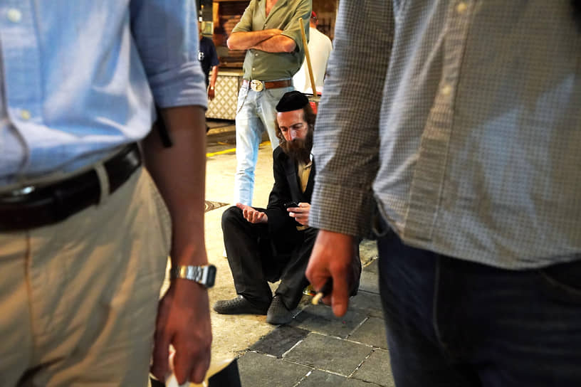 Ортодоксальный еврей просит милостыню у посетителей рынка