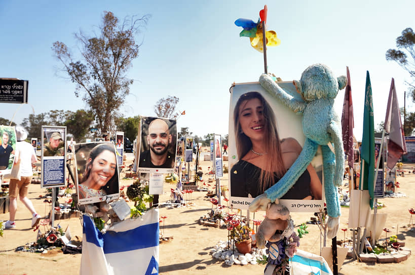 7 октября 2023 года на рассвете «Хамас» напал на юг Израиля в 5 км от границы с Газой, недалеко от кибуца Реим. В ту ночь там проходил музыкальный фестиваль Nova. Боевики убили 378 посетителей и сотрудников израильских сил безопасности. Впервые в истории государства Израиль в результате теракта погибло столько человек. На месте проведения фестиваля был основан стихийный мемориал