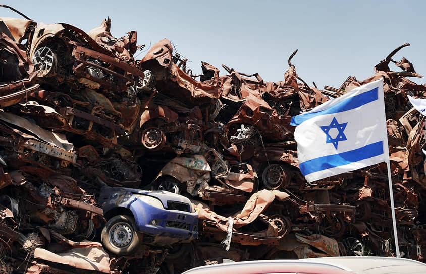 Гости фестиваля пытались скрыться от террористов по шоссе 232, которое сегодня называют Кровавой трассой. Здесь боевики обстреливали машины, а затем поджигали их вместе с людьми. Рядом с поселком Ткума находится кладбище более чем из 1600 сожженных автомобилей, принадлежавших убитым и раненым в теракте 7 октября