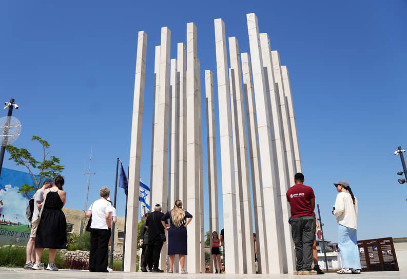 Одни из самых известных кадров 7 октября 2023 года — это видео боев в израильском Сдероте недалеко от Газы. Здесь «Хамас» и Палестинский исламский джихад начали перестрелку с местной полицией и мирными жителями. Более 20 полицейских в итоге были убиты. Отдел полиции, занятый боевиками, был атакован войсками ЦАХАЛа. В этот день в Сдероте было убито 53 израильтянина, следует из данных Армии обороны Израиля. Жители настаивают, что жертв было больше. Признаки посттравматического расстройства есть больше чем у половины горожан, сообщил советник мэра Эдуард Амирголов. «Пусть они не убили нас физически, но они сделали это морально. Все мои пять детей ходят к психиатру и принимают лекарства»,— сказал он