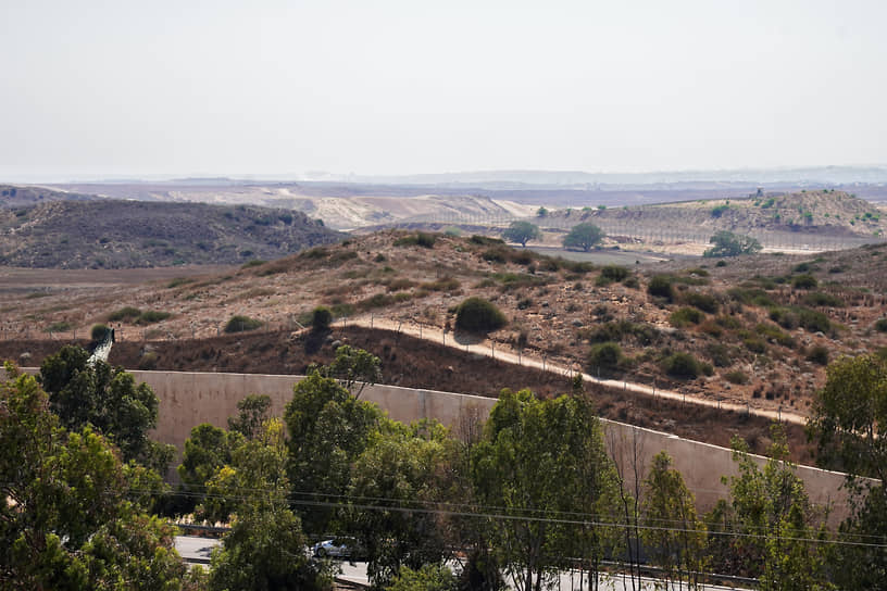 Граница с сектором Газа. Несмотря на большой бетонный забор, за ним находится еще несколько ограждений. Лишь за холмами начинается сектор, подконтрольный «Хамасу». На момент съемки по белому дыму была заметна работа армии Израиля