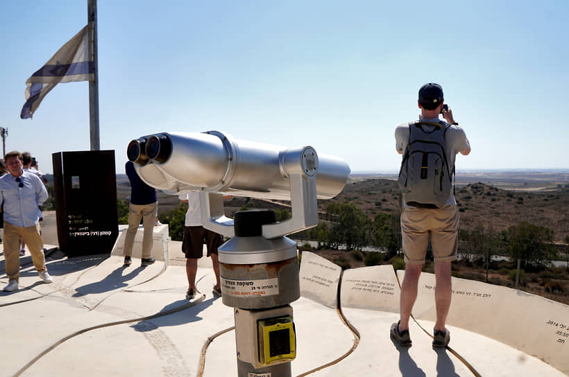 Посмотреть на Газу, откуда в 2004 году Израиль вывел войска, приезжают местные и туристы. Желающие рассмотреть сектор поближе, могут воспользоваться биноклем за 25 шекелей (примерно 600 российских рублей)