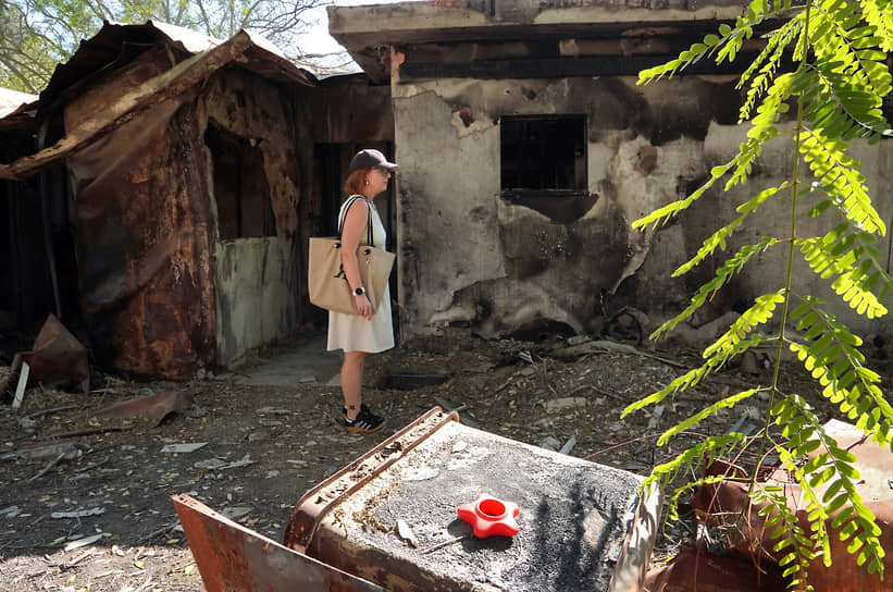 Нападение на фестиваль Nova было спонтанным. Боевики заблудились по пути до израильского города Нетивот и выбрали другую цель, считают в ЦАХАЛ. Но фестивалем трагедия не ограничилась. «Хамасовцы» пошли по кибуцам. Нир-Оз тоже оказался под атакой. 57% жителей погибло или было угнано в плен в Газу. Из 227 домов в кибуце боевики не зашли только в восемь. На фото — выжившая вместе с мужем и детьми жительница Нир-Оза Ольга Мецгер. По ее словам, часть ее соседей до нападения выезжали в Газу помогать местным