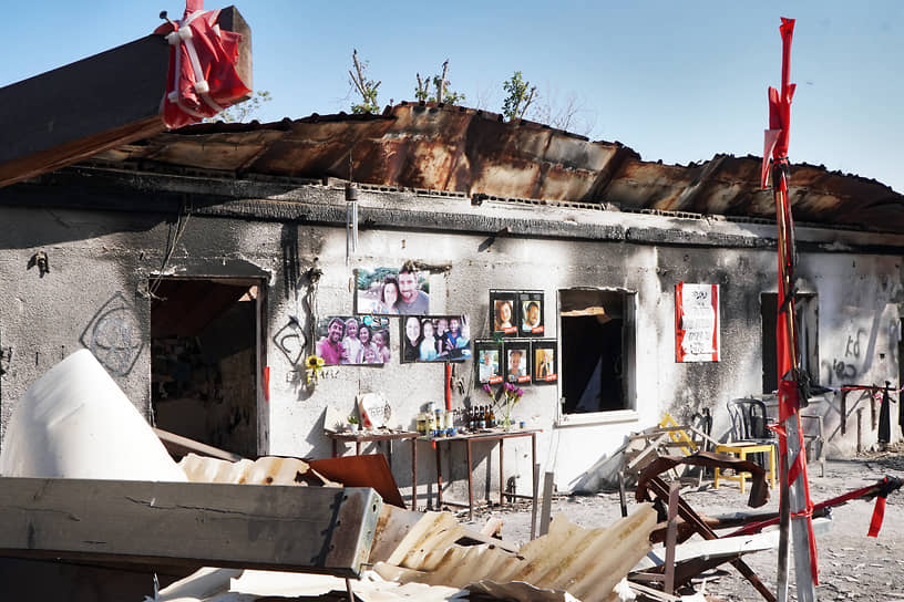На фото дом семьи Кедем, в нем жили Тамар Кедем Симан Тов, ее муж Йонатан, две шестилетние дочери Шахар и Арбель и четырехлетний сын Омер. Во время нападения на кибуц они прятались в мамаде. Боевики закидали дом гранатами и горящими покрышками. Глава семьи был застрелен, остальные члены семьи задохнулись от дыма