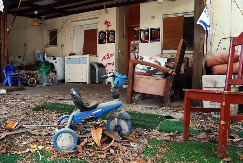 Двор дома семьи Бибас в кибуце Нир-Оз. 8 октября 2023 года супруги Ядрен и Шири укрывались в убежище с детьми, 4-летним Ариэлем и 9-месячным Кфиром. В сети было опубликовано видео, на котором мать семейства в окружении террористов держит на руках своих детей. Их взяли в заложники, и Кфир стал самым юным пленником «Хамаса». 24 ноября 2023-го их должны были обменять на палестинских заключенных, но этого не случилось. Спустя несколько дней «Хамас» сообщил о смерти Шири и ее детей. Представители организации утверждали, что причиной смерти стал прилет израильской ракеты. В ЦАХАЛе после медэкспертизы (тела были доставлены в Израиль в результате обмена) опровергли это, возложив вину на боевиков