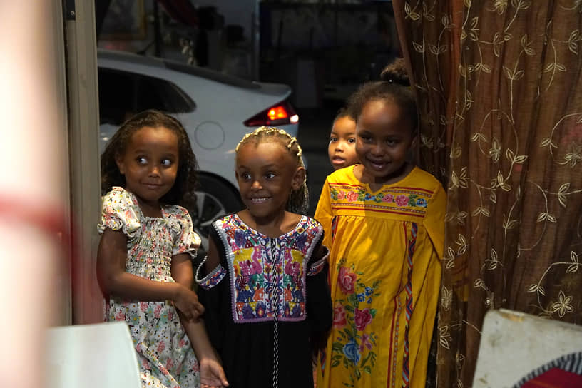 Дети в бедуинском городе Рахат в пустыне Негев. «В исламском обществе в Израиле с конца 1990-х годов есть Южное и Северное крылья. Северное крыло очень радикальное, его несколько лет назад объявили вне закона. Они выступают против государства Израиль, хотя живут здесь и получают все социальные права. А Южное крыло сказало: “Если все в этой стране добиваются своих целей политическими инструментами, то и мы так можем. Мы обычные граждане Израиля”. Мы относимся к этому крылу»,— рассказал подполковник резерва бедуинского происхождения Вахид АльХузейл