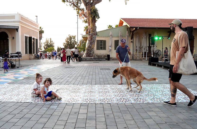 Еще один пример создания тусовочного пространства из неблагоприятных в прошлом районов — Комплекс ха-Тахана в районе Неве-Цедек на месте бывшего железнодорожного вокзала. Сейчас он уставлен столиками ресторанов, кафе и баров, из некоторых доносится живая музыка