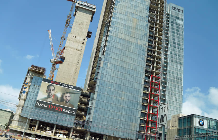 Встретить призывы вернуть заложников можно практически везде в стране. Плакат на строящемся здании в Тель-Авиве требует спасти Гая и Эвьятара, захваченных 7 октября 2023 года. Всего в заложниках сейчас осталось 50 человек. Израиль полагает, что около 20 из них еще живы. Официальные лица государства сообщили, что ближайшие дни являются очень важными для обменной сделки