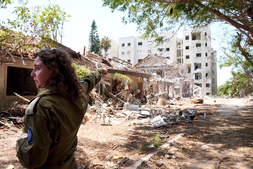 Пресс-секретарь ЦАХАЛа майор запаса Анна Уколова показывает журналистам место попадания иранской ракеты в жилой дом в престижном районе Рамат-Авив (Тель-Авив). Упавшая ракета уничтожила несколько стоящих рядом домов. Взрывной волной стекла выбило в соседних домах