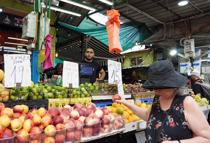 «Ъ-СПб» показалось, что при большом желании, проходя по рынку, можно взять один фрукт бесплатно