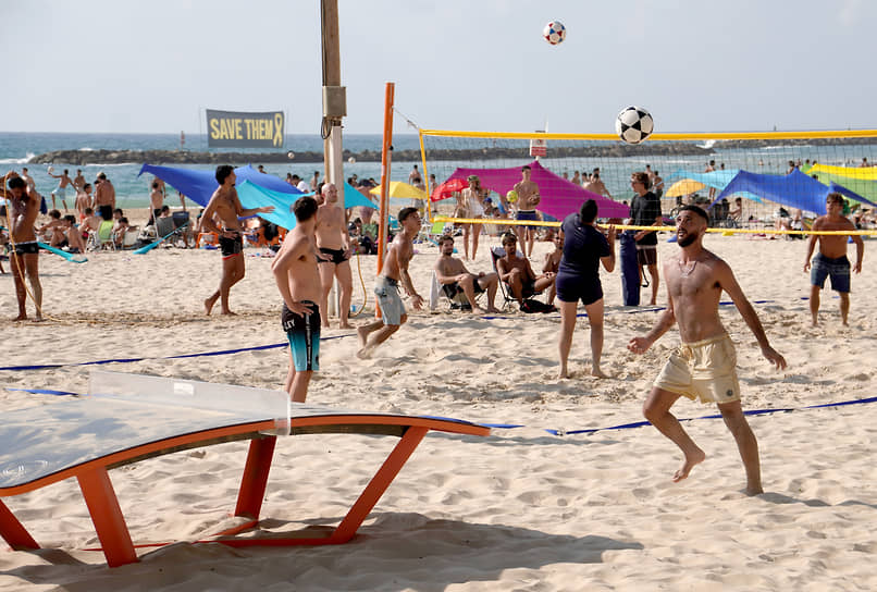 Городской пляж в Тель-Авиве днем в субботу