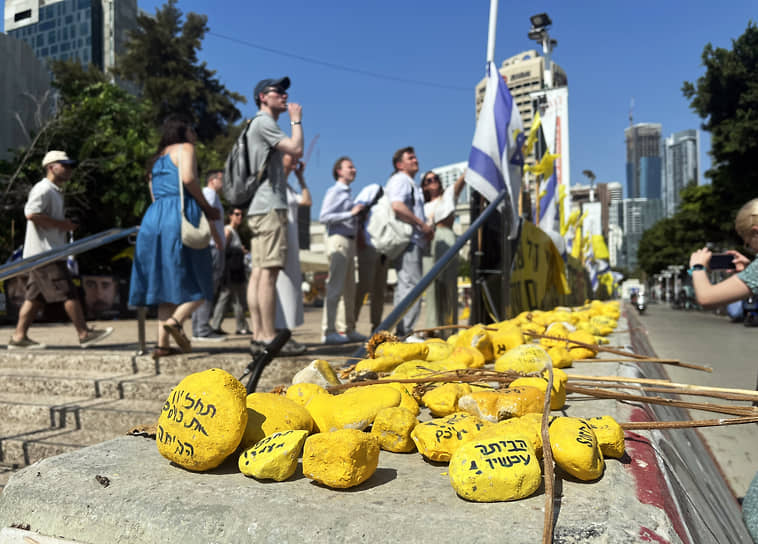 После 7 октября 2023 года семьи заложников разбили рядом со штабом Армии обороны Израиля лагерь, где проводили протесты с требованием освободить всех, кто попал в плен «Хамаса». Место назвали площадью Заложников. Электронный экран на ней отсчитывает время, прошедшее с нападения. На площади продают вещи с логотипом Bring Them Home Now («Верните их домой немедленно»). Туда по еврейской традиции также несут камни в знак уважения к погибшим и как символ вечной памяти