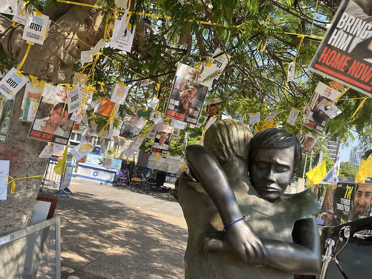 Фактически политическое давление поставило перед Израилем выбор: либо заниматься спасением заложников, либо уничтожить «Хамас». Какое решение бы государство ни приняло, в стране будет огромный процент критики, признают представители госвласти. Пока Израиль движется в сторону заключения соглашения с палестинскими боевиками. Как в этом случае страна планирует добиваться от организации выхода из Газы, пока неясно, но от этих планов она точно не отказывалась