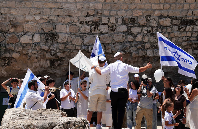 Рядом со Стеной Плача «Ъ-СПб» застал празднование бар-мицвы, достижения религиозного совершеннолетия у иудеев — 13 лет. С этого момента ответственность за соблюдение законов иудаизма, этических, ритуальных и других норм несет сам ребенок. Вместе с тем он получает право участвовать во всех сферах жизни еврейской общины. Родители стараются подготовиться к празднованию максимально торжественно