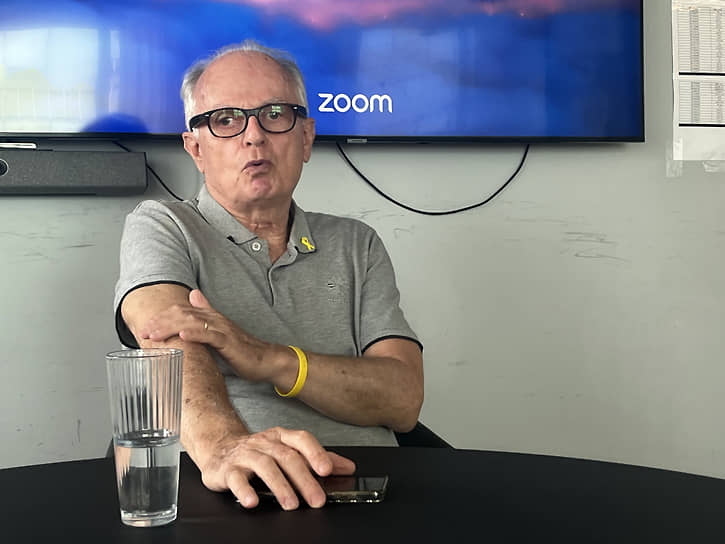 Бывший посол Израиля во Франции Даниэль Шек сейчас руководит Форумом семей заложников, который появился сразу после вторжения. Представители организации неоднократно призывали израильтян выходить на протесты с требованием к правительству Израиля о заключении сделки с палестинским движением и прекращении огня по Газе в обмен на освобождение заложников. Форум также требовал от премьера Биньямина Нетаньяху публично взять ответственность за гибель евреев в плену. В разговоре с «Ъ-СПб» господин Шек пояснил, что их главная цель — освобождение всех заложников и прекращение войны. Без последнего не будет первого, а без первого не будет последнего. «Но правительство не хочет заканчивать войну, как и “Хамас” не хочет освобождать заложников»,— заключил бывший дипломат