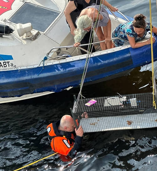 Волонтеры службы «Кошкиспас». Операция по спасению кота, застрявшего в набережной реки Фонтанки