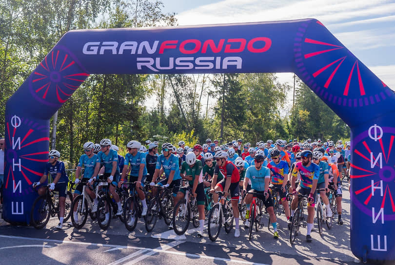 Участники Всероссийского велозаезда Gran Fondo Россия