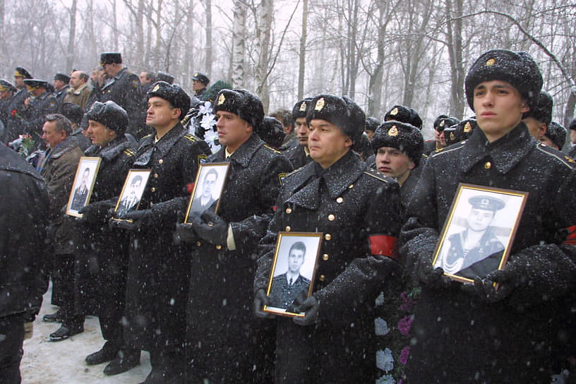 Погибших подводников «Курска» хоронили на Серафимовском кладбище в восемь этапов по мере разборки обломков и поднятия субмарины со дна моря. 17 ноября 2001 года прошли самые массовые похороны членов экипажа, тогда земле предали 11 моряков. Рядом с могилами Дмитрия Колесникова и Александра Бражкина, которых похоронили первыми, соорудили 30 бетонных коробов-саркофагов. Под залпы оружейного салюта гробы опустили в могилы