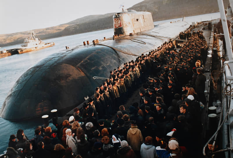 Российский атомный подводный ракетоносец «Курск» эксплуатировался всего пять лет — с 1995-го по 2000-й. Все это время он был в составе 7-й дивизии подводных лодок Северного флота. За год до трагедии К-141 был признан лучшей атомной подлодкой в дивизии. Тогда экипаж под командованием капитана 1-го ранга Геннадия Лячина готовился к дальнему походу. Планировалось, что 15 октября 2000 года они выйдут в Средиземное море в составе авианосно-маневренной группы Северного флота. До этого момента «Курск» ожидали военные учения в августе 2000-го