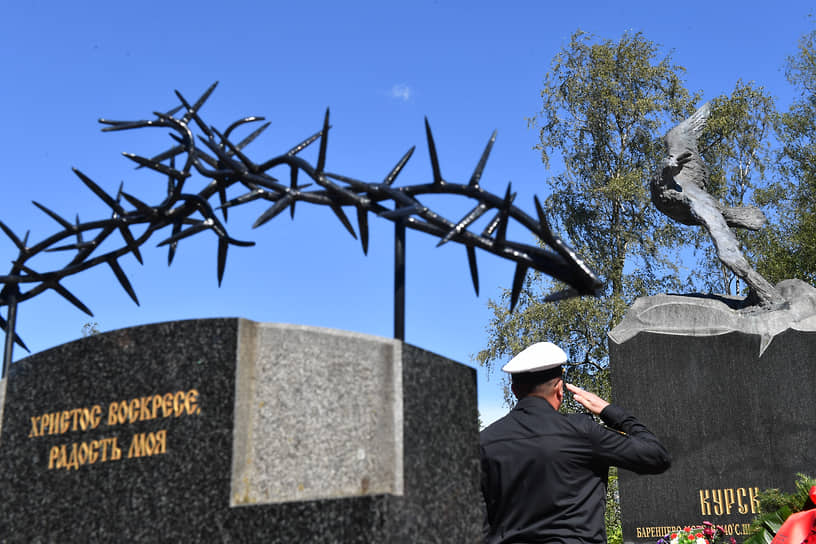 12 августа 2025 года. Церемония памяти погибших моряков АПЛ «Курск» на Серафимовском кладбище. 