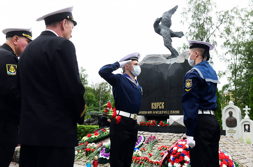 Ежегодно 12 августа в России проводятся акции в память о подводниках «Курска». Хотя спустя 25 лет фактические обстоятельства катастрофы все еще неизвестны. Неясно даже, являются ли на данный момент материалы уголовного дела или их часть засекреченной информацией