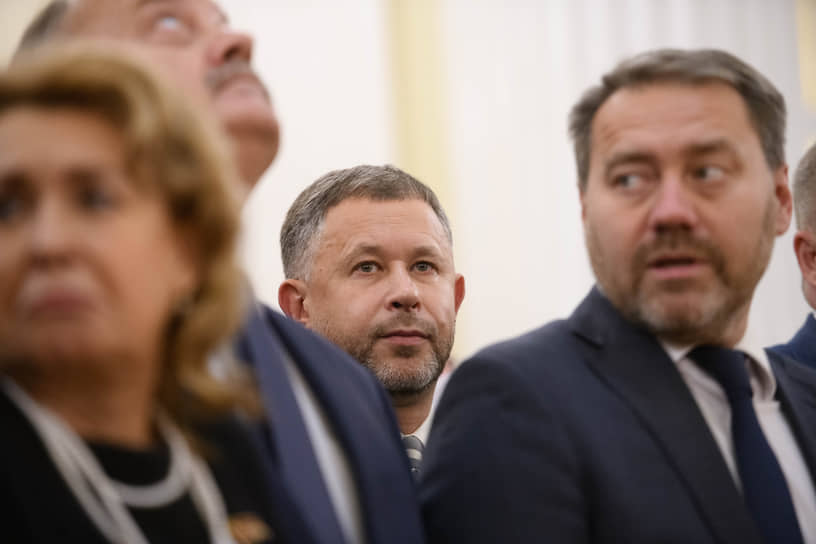 «В преддверии выборов желающие могут использоваться ИИ, чтобы исказить ситуацию и представить политика в плохом свете»,— отметил депутат Павел Крупник (в центре)
