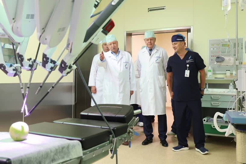 Глава Петербурга Александр Беглов посетил Онкологический центр им. Напалкова