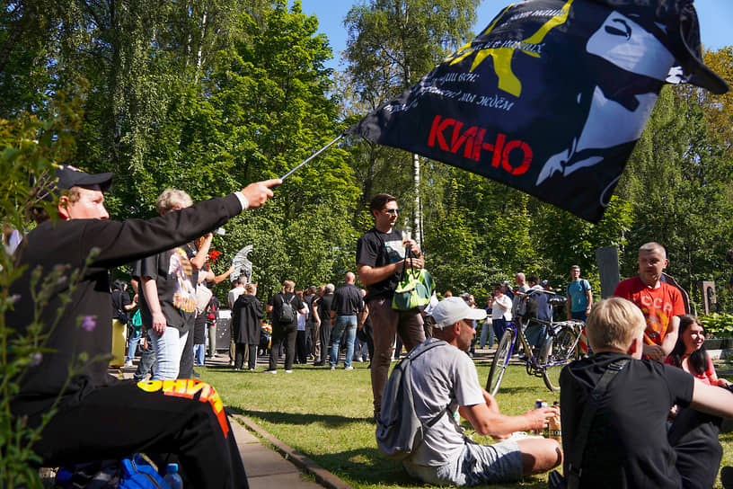 День памяти лидера группы «Кино» Виктора Цоя на Богословском кладбище